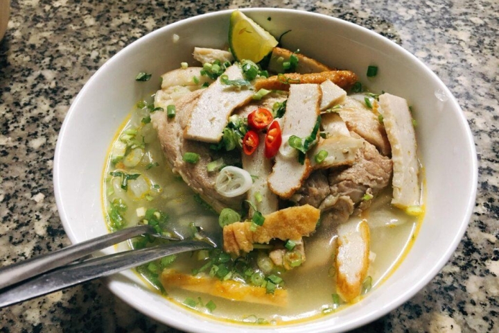 Thưởng thức Bánh canh cá lóc Măng Đen đậm đà, chuẩn vị núi rừng