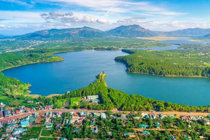 Biển Hồ Gia Lai: Điểm check-in hot nhất Tây Nguyên không thể bỏ qua