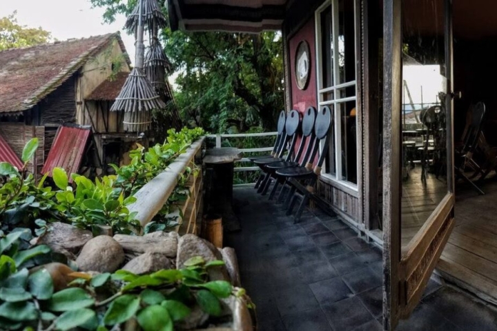 Eva Cafe Kon Tum: Không gian xanh mát, hương vị cà phê tinh tế.