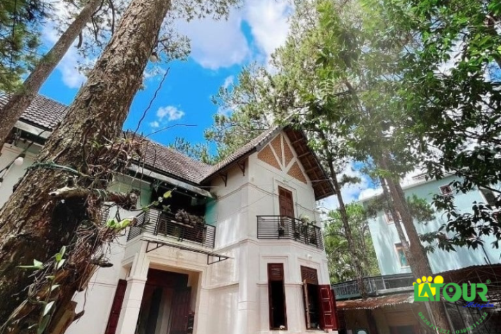 Homestay Kon Tum phong cách: Thưởng thức đồ uống tại quầy bar