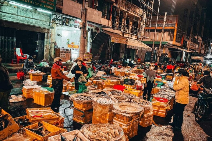 Thưởng thức bữa sáng truyền thống gần chợ Pleiku, đậm đà hương vị phố núi
