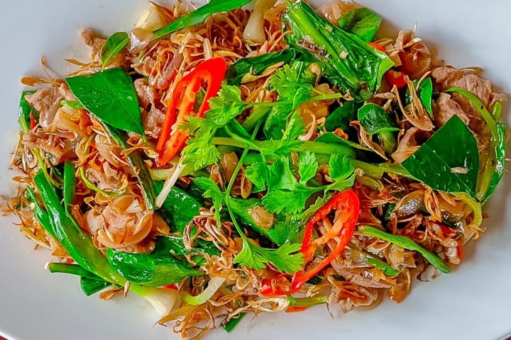 Dê cỏ Pleiku: Đặc sản núi rừng Tây Nguyên, hương vị tự nhiên độc đáo.