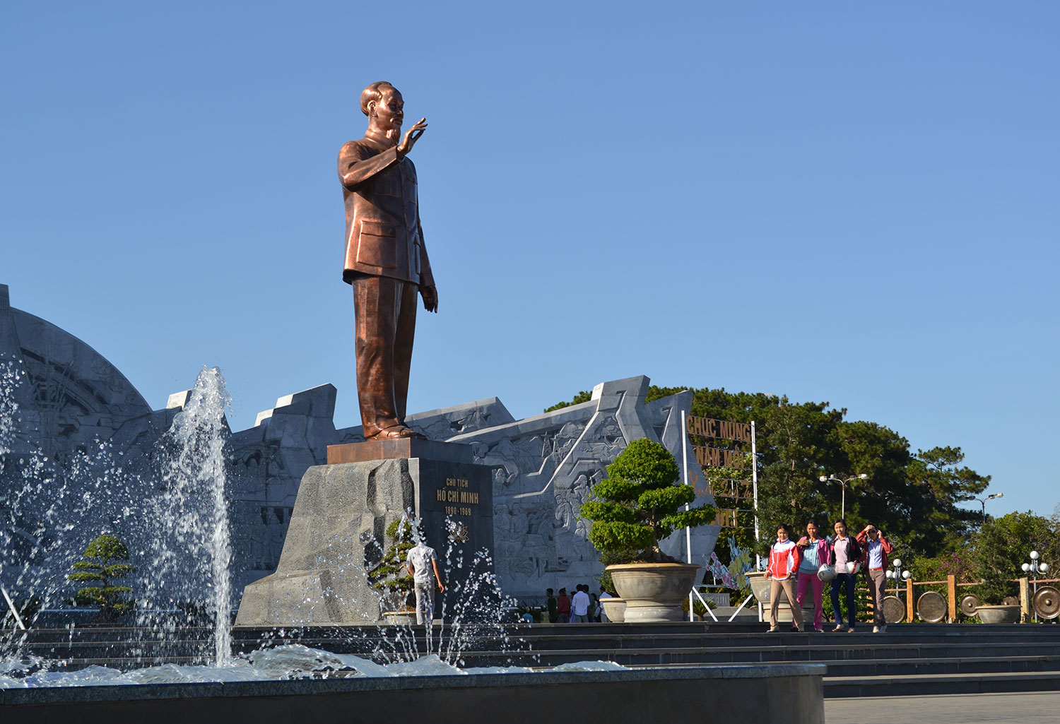 Tượng Hồ Chí Minh Pleiku