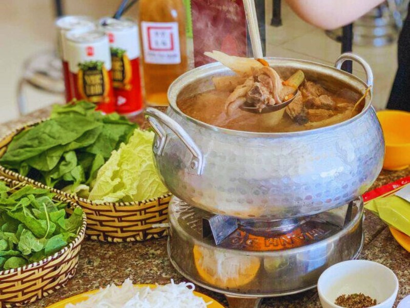 Lẩu gà lá sâm Măng Đen