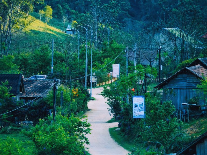 Làng du lịch công đồng Kon Bring