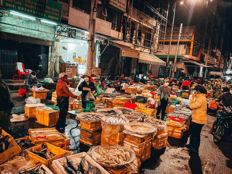Thưởng thức bữa sáng truyền thống gần chợ Pleiku, đậm đà hương vị phố núi