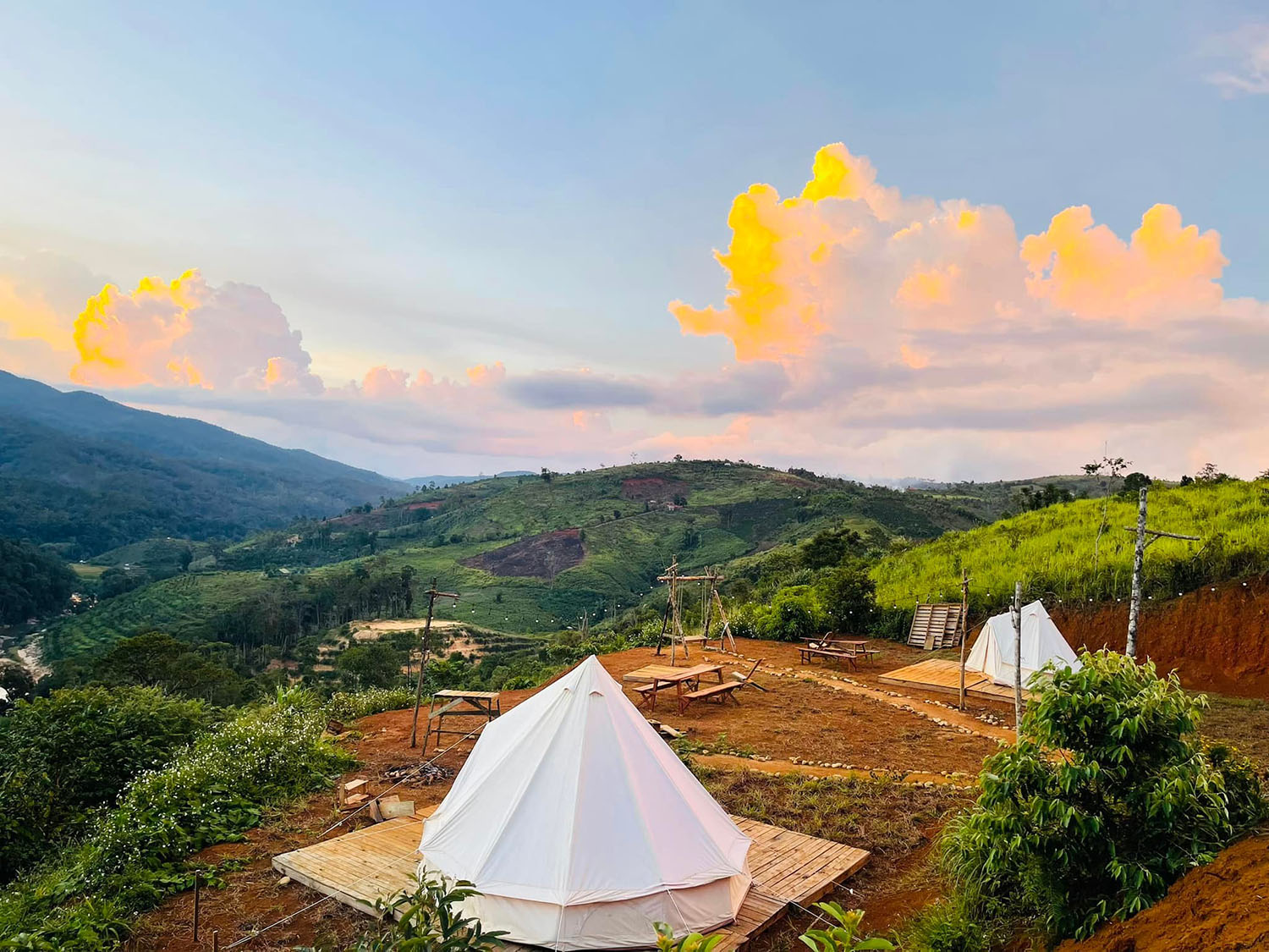 Măng Đen: Khu Nghỉ Dưỡng Nhà Cây & Zipline Giữa Đại Ngàn