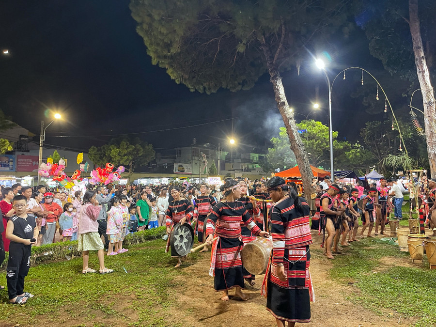 Kon Tum Tưng Bừng: Festival Cồng Chiêng - Di Sản Văn Hóa Âm Vang