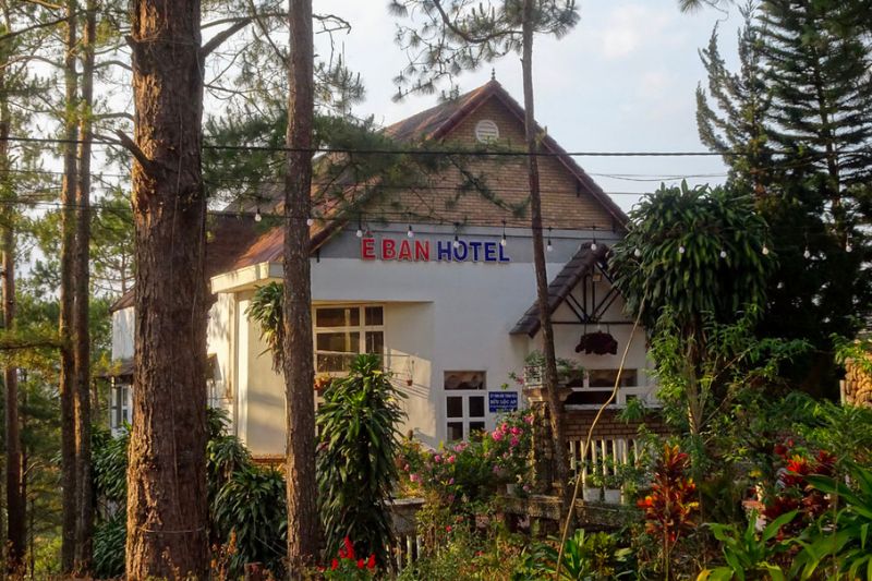 Khách sạn Eban Măng Đen: Trải nghiệm an yên giữa rừng thông xanh