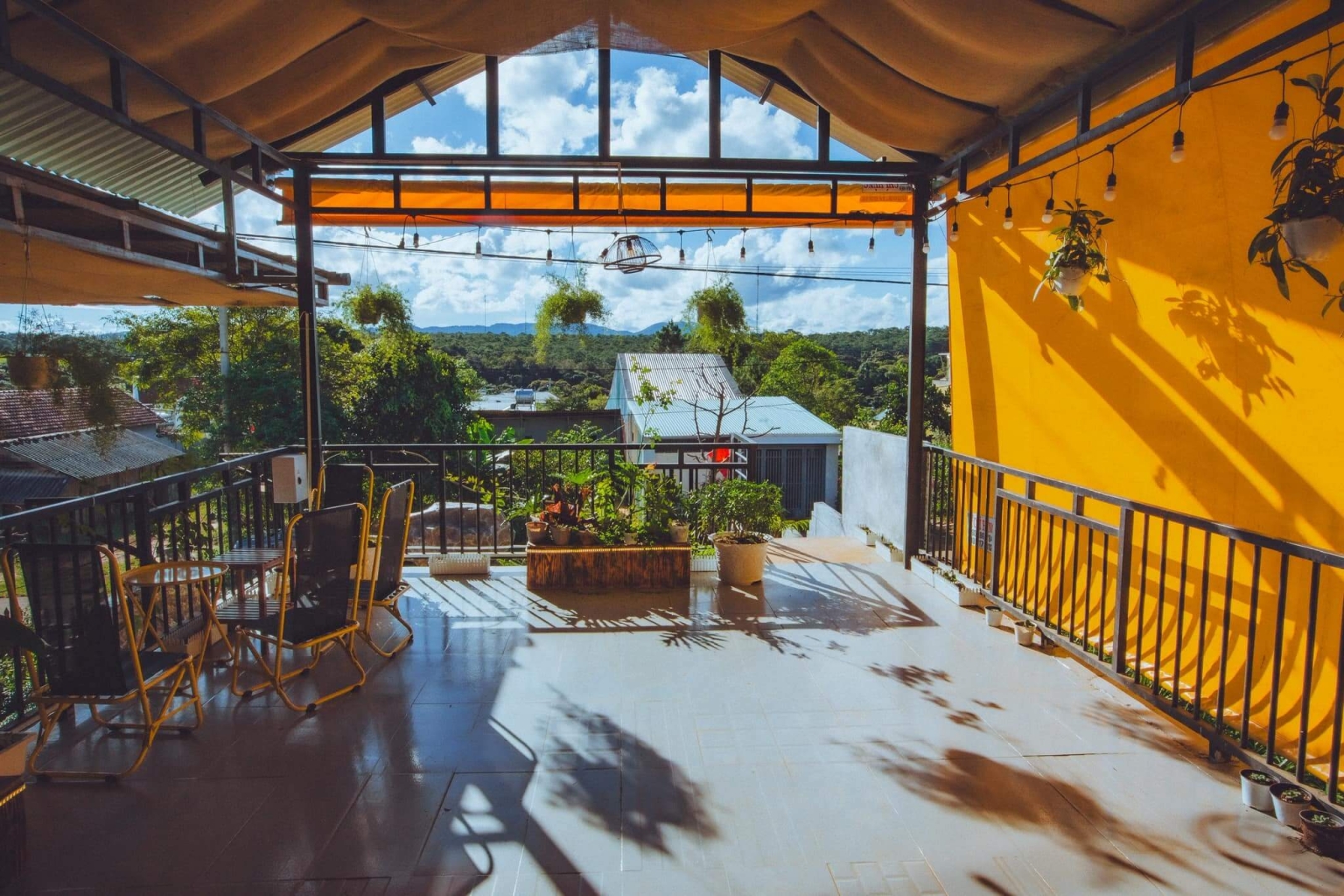 Thien Phu Mang Den: Homestay, Coffee & Không gian thư giãn núi rừng.